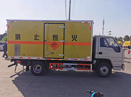 富顺爆破器材运输车工人安全操作规范与智能技术保障